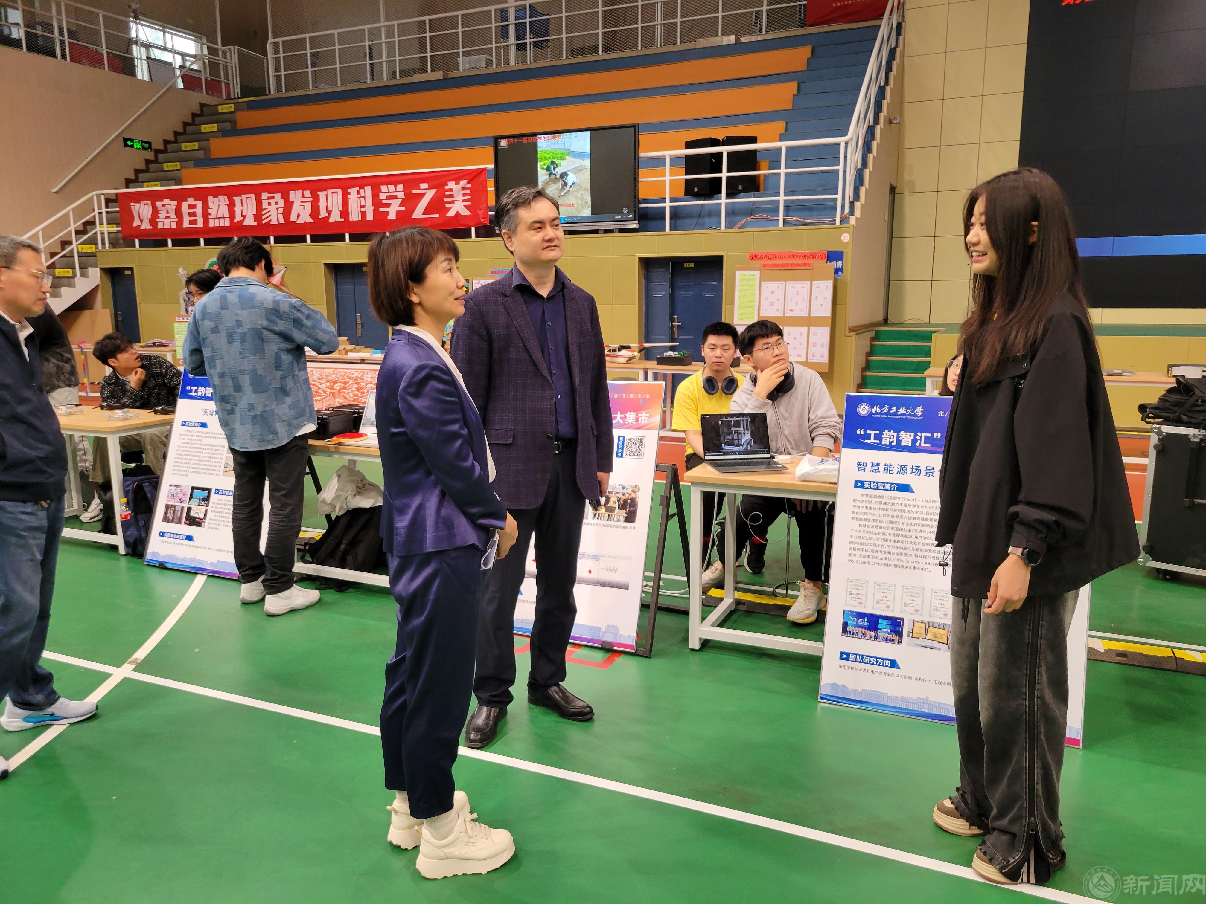 延庆区委教育工委书记张树清参观展览并勉励Beat365科创团队学生.jpg