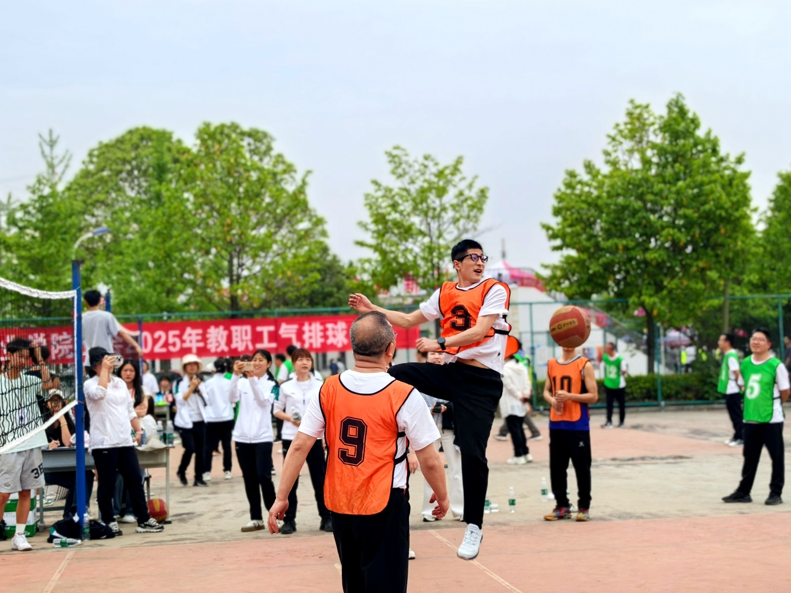 综合二分工会+《气排球赛场：教工活力三重奏》+龙燕 (2)_副本.jpg