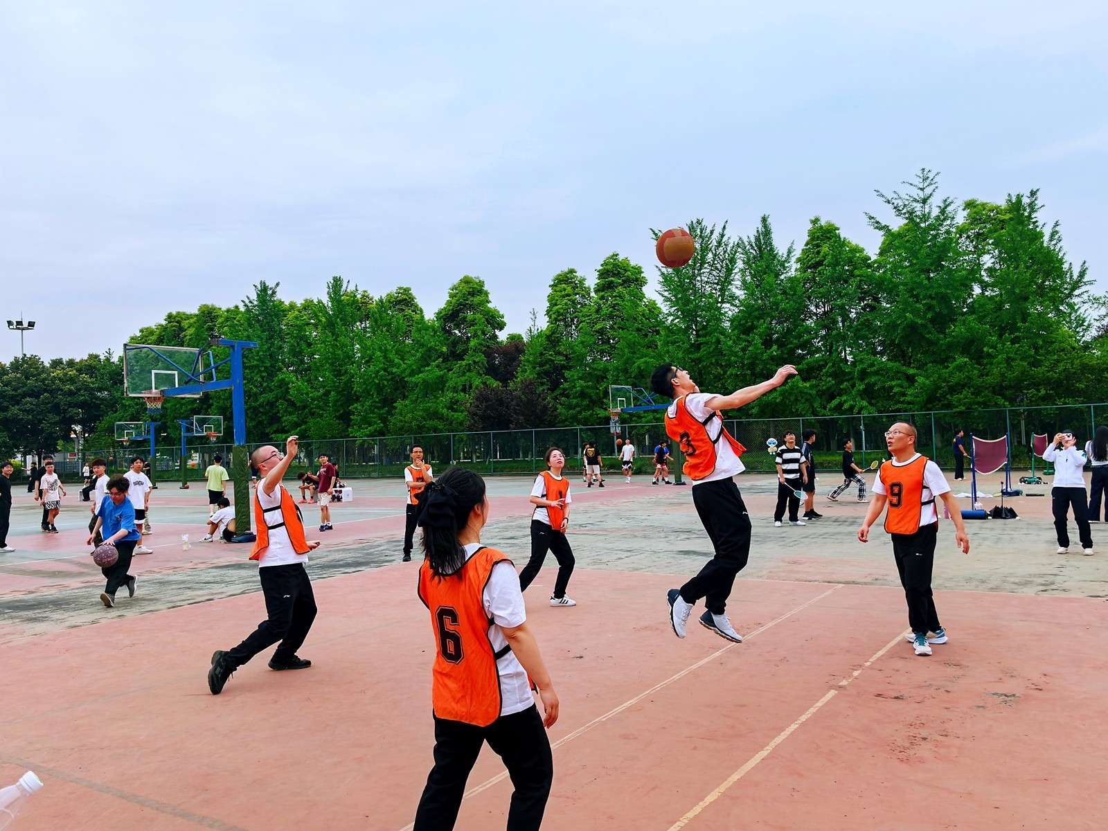 综合二分工会  激烈的排球赛  张晓荔 (2)_副本.jpg
