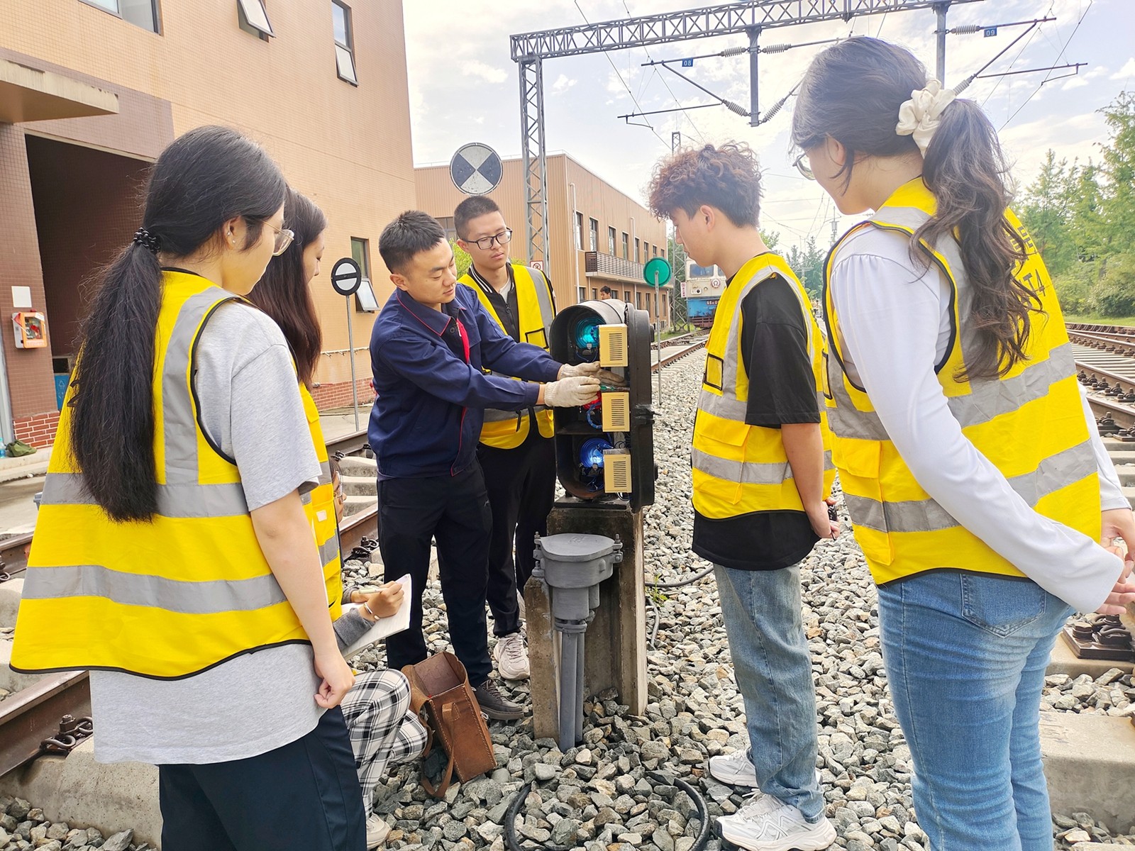 电信工会+匠心传承:信号机检修实训课+易翠英_副本.jpg 电信工会+匠心传承:信号机检修实训课+易翠英_副本.jpg