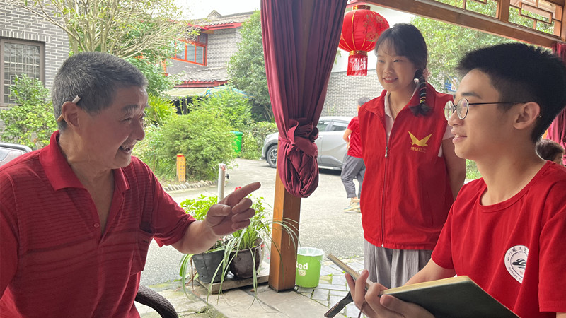 团队成员向村民宣传习近平总书记关于乡村振兴的重要论述 beat365在线唯一官网黄超供图.jpg